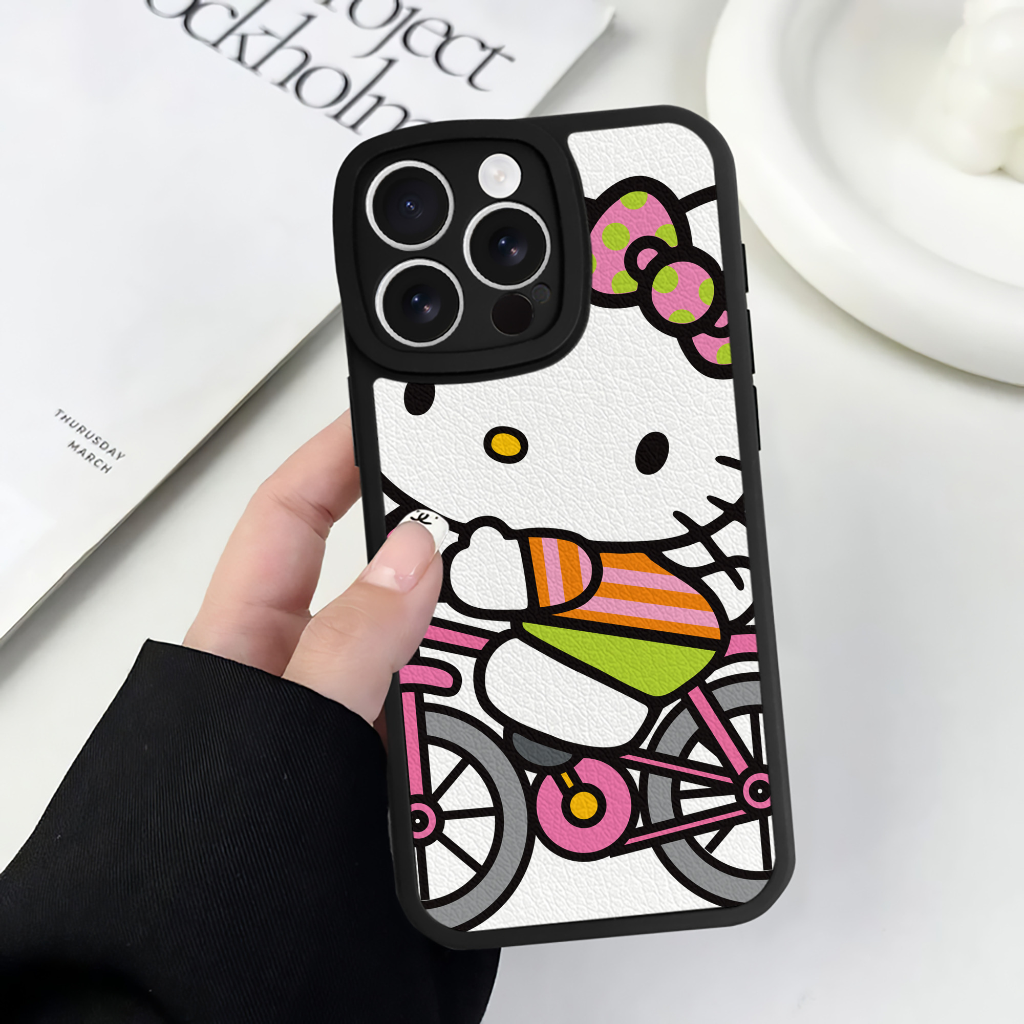 （画像用） Hello Kitty ハローキティ 【iPhone 16シリーズ対応】シリコンスマホケース（レザー調） 材質：シリコン